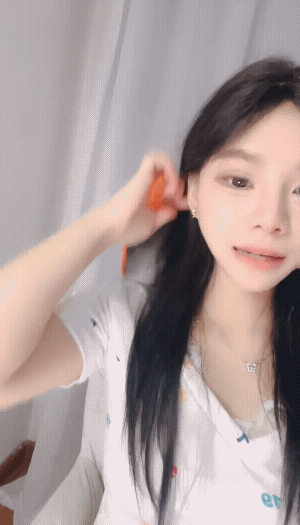 一个小板栗 – 白净清新女神 美胸VS一线天 [5P + 2V／3.41GB]