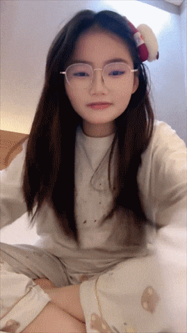 困困兔 – 闷骚眼镜女学生 宿舍大秀 [7P + 7V／3.56GB]