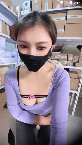 林安安 – 仓库管理员 上班直播超刺激 同事还在后边工作 [5P + 5V／8.55GB]